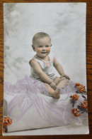 CARTE ANCIENNE - PORTRAIT ENFANT BEBE AVEC TULLE & FLEURS - 1939 - SCANS RECTO VERSO - Babies