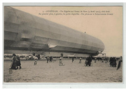 54 LUNEVILLE UN ZEPPELIN  AU CHAMP DE MARS 3 AVRIL 1913 PREMIER PLAN PARTIE DEGONGLEE UN PILOTE EST A L OBSERVATION N°5 - Luneville