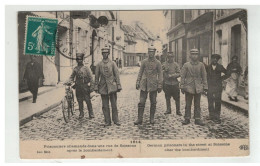 02 SOISSONS PRISONNIERS ALLEMANDS DANS UNE RUE - Soissons