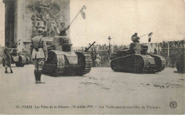 MILITARIA #MK48629 PARIS LES FETES DE LA VICTOIRE 14 JUILLET 1919 LES TANKS PASSANT SOUS L ARC DE TRIOMPHE - Matériel