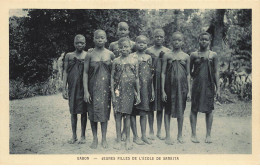 GABON #DC51011 JEUNES FILLES DE L ECOLE DE SAMKITA AVEC PUB CIRAGE IMPERMEABLE - Gabun