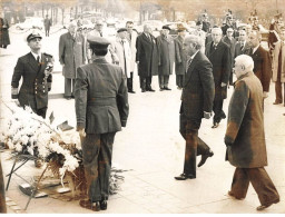 PAKISTAN #PPMK1420 PHOTO PRIME MINISTER ALI BHUTTO AT THE ARCH OF TRIUMPH 21/10/75 - Persone Identificate