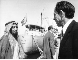 ARABIE SAOUDITE #PPMK1390 PHOTO LE MINISTRE SAKKAF ET M JOBERT SENTRETENANT DEVANT UN PETROLIER 25 /1/74 - Personnes Identifiées