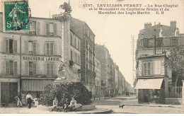 92 LEVALLOIS PERRET #AS39120 LA RUE CHAPTALL ET LE MONUMENT DU CAPITAINE BRAUN ET DU MARECHAL DES LOGIS MARTIN - Levallois Perret