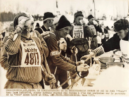 SUEDE #PPMK1298 PHOTO LARA DAHLQVIST SKIEUR SUEDOIS REPREND DES FORCES SUR LE PARCOURS DE LA VASA MARS 1973 - Sport
