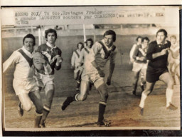 RUGBY #PPMK1373 PHOTO GRANDE BRETAGNE CONTRE LA FRANCE LAUGHTON SOUTENU PAR CHARLTON 20 / 1 / 74 - Deportes