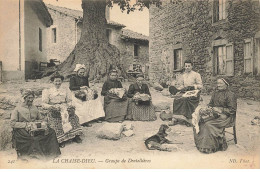 43 LA CHAISE DIEU #MK53915 GROUPE DE DENTELLIERES - La Chaise Dieu