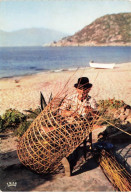 20 CORSE AA#DC488 VIEUX PECHEUR TRESSANT UN PANIER DE PECHE VUE SUR LA MER - Autres & Non Classés