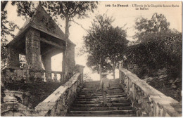 CPA 56 - LE FAOUET (Morbihan) - 509. L'Entrée De La Chapelle Sainte-Barbe. Le Beffroi (petite Animation) - Coll. Villard - Le Faouet