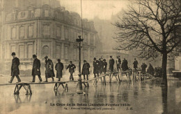 PARIS CRUE DE LA SEINE AVENUE MONTAIGNE UNE PASSERELLE - Paris Flood, 1910