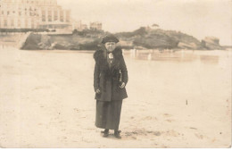 64 BIARRITZ AD#MK931 FEMME SUR LA PLAGE CARTE PHOTO - Biarritz