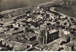 13 LES SAINTES MARIES DE LA MER AD#MK383 VUE GENERALE AERIENNE AU PREMIER PLAN L EGLISE FORTIFIEE - Saintes Maries De La Mer