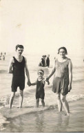 76 LE TREPORT AD#MK989 CARTE PHOTO TONQUEZE UN HOMME UNE FEMME ET ENFANT SUR LA PLAGE BAIGNEURS - Le Treport