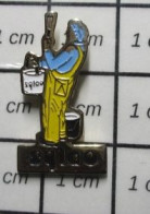 812g Pin's Pins / Beau Et Rare : MARQUES / PEINTRE EN BATIMENT EN SALOPETTE JAUNE SYLAC SYLAO ? - Marques