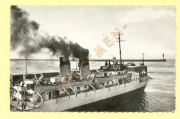 59. DUNKERQUE - Un Ferry  Quittant Le Port (animée) CPSM - Dunkerque
