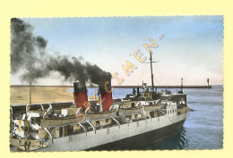 59. DUNKERQUE - Un Ferry  Quittant Le Port (animée) CPSM - Dunkerque