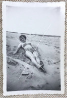 Portrait D’une Jeune Femme En Maillot 2 Pièces Couchée Sur Le Sable Pin-up Mer Du Nord Côte Belge Photo Vers 1950 - Personnes Anonymes