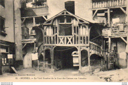 D35  RENNES  Le Vieil Escalier De La Cour Des Carmes Rue Vasselot  ..... - Rennes