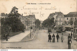 D35  RENNES  L' Avenue De La Gare  .....  ( Tramway Avec Pub Byrrh Et Kiosque Maggi) - Rennes