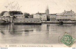 D64  BAYONNE  Le Théatre La Cathédrale Et La Porte De France - Bayonne