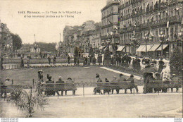 D35  RENNES  La Place De La République Et Les Nouveaux Jardins Sur La Vilaine  ..... - Rennes