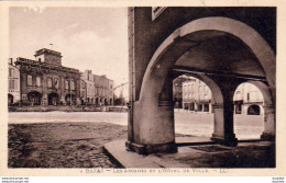 D33  BAZAS  Les Arcades Et L'Hôtel De Ville - Bazas