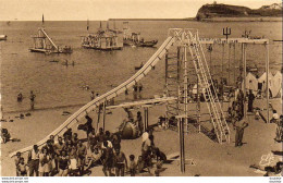 D64  SAINT JEAN DE LUZ    Jeux Divers Sur La Plage  .... ( Ballon Avec Pub Byrrh Dans Le Sporting Club Neptune - Saint Jean De Luz