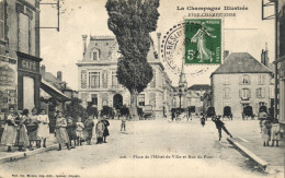 Fère Champenoise - Place De L'hôtel De Ville Et Rue Du Pont "animés" "pionnière 190?" - Fère-Champenoise