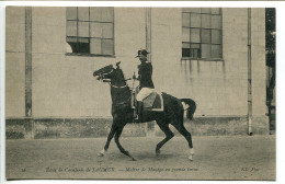 CPA Non écrite * SAUMUR Ecole De Cavalerie Maître De Manège En Grande Tenue * ND Phot - Saumur