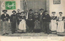 CPA Folklore-En Bretagne-Les Différents Costumes-4-Timbre      L2890 - Costumi