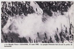 0 - F21841CPM - LE MONDE VECU - Série 3D - 00033 -  31/8/82 -GDANSK - Le Peuple Polonais Devant La Police De Jaruselski - Demonstrations