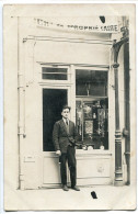 Non Située PHOTO Carte Ancienne * Homme Devant Sa Boutique Changement De Propriétaire Horlogerie Bijouterie - Fotografia