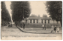 CPA 93 - STAINS (Seine St Denis) - Place De Vatry - L'Ecole Des Garçons Et Le Boulevard D'Aubervilliers - Ed. Labre - Stains