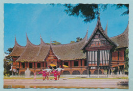 Tari Payung Dengan Latar Belakang Museum Bukit Tinggi Umbrella Dance With Background Of Museum Bukit Tinggi Sumatra - Indonesien