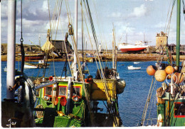 CPSM CAMARET CHALUTIERS DANS LE PORT DEVANT LE SILLON - Camaret-sur-Mer