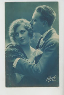 FEMMES - FRAU - LADY - Jolie Carte Fantaisie Portrait Couple Amoureux Enlacés - Edit. Bleuet - Femmes