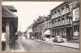 CPSM 27 - LYONS LA FORET - Place Benserade - TB PLAN Rue CENTRE VILLAGE TB AUTOMOBILES CITROEN 2 CV + 4 CV - Lyons-la-Forêt