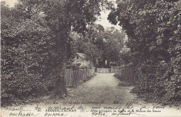 *CPA - 94 - ARCUEIL-CACHAN - Allée Principale Du Jardin De La Maison Des Soeurs - Arcueil