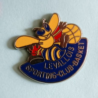 Pin's Basket Levallois Sporting-Club-Basket Charlotte Hornets Signé Made In France - Basketbal