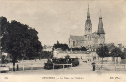 D28  CHARTRES  La Place Du Châtelet  ..... ( Avec Le Train Sur La Place ) - Chartres