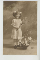 ENFANTS - LITTLE GIRL - MAEDCHEN - Jolie Carte Fantaisie Portrait Fillette Avec Panier D'oeufs De "Joyeuses Pâques " - Portretten