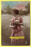 FANTAISIES / FEMMES / JEUNE FEMME EN ROBE ROSE LÉGÈRE ET FLEURS SUR CARTE DE BONNE FÊTE / 1917 - Women