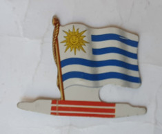 FIGURINE PUBLICITAIRE PLAQUE En Métal DRAPEAU AMERICORAMA  ALSACIENNE URUGUAY 1963 - Autres & Non Classés