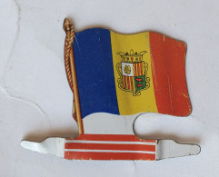 FIGURINE PUBLICITAIRE PLAQUE En Métal DRAPEAU DRAPEAURAMA ALSACIENNE ANDORRE 1961 - Autres & Non Classés