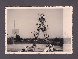 Photo Originale Vintage Snapshot Fete Des Sports Sarrebourg Moselle Pyramide Ames Vaillantes Scoutisme  52967 - Places