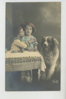 ENFANTS - LITTLE GIRL - MAEDCHEN - CHIENS - DOG - Jolie Carte Fantaisie Portrait Enfants Et Chien - Perros