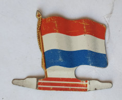 FIGURINE PUBLICITAIRE PLAQUE En Métal DRAPEAU DRAPEAURAMA ALSACIENNE HOLLANDE 1961 - Autres & Non Classés