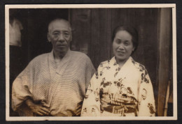 Jolie Photographie Ancienne Couple Homme Et Femmes Japonais Prenant La Pose, Kimono Tradition JAPON JAPAN 8x5,4cm - Places