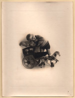 Photo Studio Garçon Jouets Peluche Cheval Et Carriole En Bois Années 1930 - Autres & Non Classés