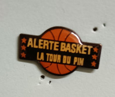 Pin's Alerte Basket La Tour Du Pin Isère - Pallacanestro